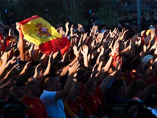La Ertzaintza investiga por un delito de odio a los jóvenes que arrancaron la bandera de España a una chica en Donostia