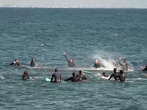 La ceremonia en el mar que surfistas dedicaron a los tres turistas asesinados en Baja California