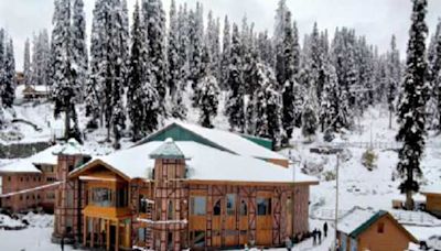 J&K: Higher reaches of Gulmarg, Sonamarg receive seasons first snowfall