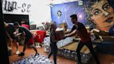 El bar LGBT que dejó las copas para atender a los afectados por las inundaciones de Brasil