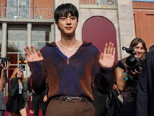 Jin、Hanni登GUCCI秀場掀粉絲狂熱！77歲竹節包重返伸展台摩登變身 - 自由電子報iStyle時尚美妝頻道