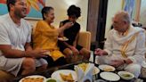 Rare photo of veteran actress Rakhee and Gulzar enjoying Mumbai monsoon with samosas and chai