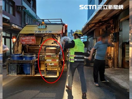 垃圾車洗車出事了！女清潔員站車斗慘遭甩飛 重摔落地「肋骨骨裂」