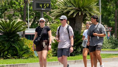 ¿Es mejor llevar ropa blanca o ropa negra para evitar el calor? Esto dice la ciencia