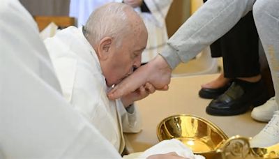 El papa Francisco lava los pies a doce reclusas por el Jueves Santo en silla de ruedas