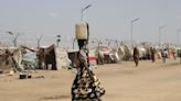 Bajo estrés bélico, los refugiados se agolpan por una garrafa de agua en Sudán del Sur