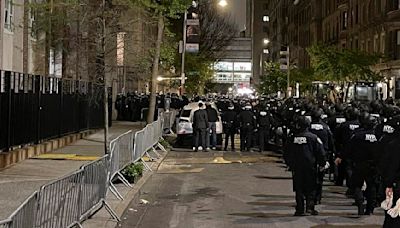 Large numbers of New York City riot police begin entering Columbia University campus