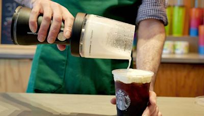 ¿40 minutos de espera por un café? A Starbucks ‘se le corta la leche’ por falta de personal