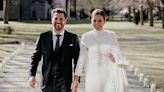 Clara y el vestido de novia sencillo con capa para su boda en las montañas del Pirineo Catalán