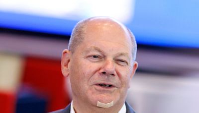 Olaf Scholz besucht Polizeizentrum mit Pflaster im Gesicht