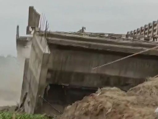 Bihar’s Araria Bridge, costing ₹7 crore, yet to be inaugurated, ends in disaster | WATCH | Today News