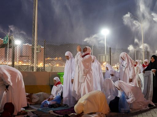 Deaths at Saudi haj show challenge of shielding pilgrims from lethal climate