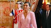 Uno de los vestidos más virales de la Reina cautiva a una conocida colaboradora de Ana Rosa