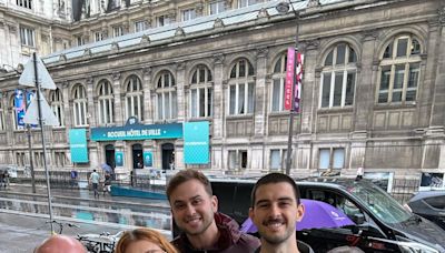 Fátima Bernardes posa sorridente para selfie com o filho, Vinícius Bonemer e a nora Thalita Martins em Paris