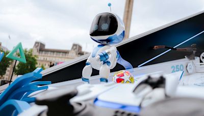 Astro Bot and giant PlayStation Pinball appear in London for the UEFA Champions League Final | VGC