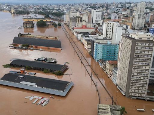 Los habitantes de Porto Alegre lamentan la "situación de guerra" por las inundaciones