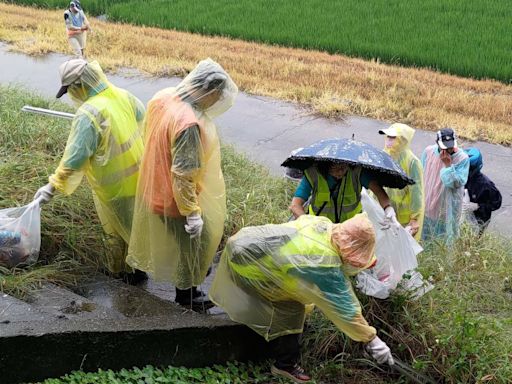 雨炸台中！中捷中稅睦鄰 志工不畏風雨清道、淨灘