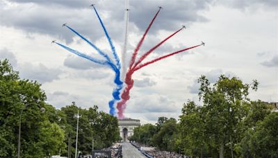 法國慶閱兵喜迎奧運聖火 同場紀念諾曼地登陸