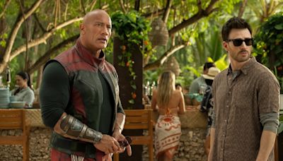 Un combo explosivo: Dwayne “La Roca” Johnson y Chris Evans salvan la Navidad