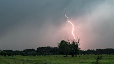 Suivi orages ce samedi soir : inondations à Caen, rafale à 114 km/h à Dole dans le Jura et épisode cévenol en cours