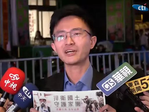 單槍匹馬深入敵營！侯漢廷現身立院外喊話「愛國民眾」：國軍需要你