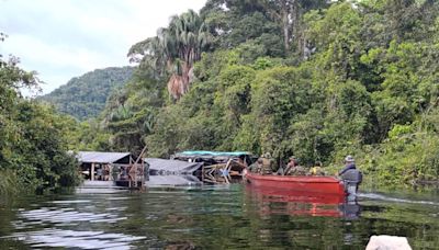 La Fuerza Armada de Venezuela destruye ocho balsas de minería ilegal en el sur del país