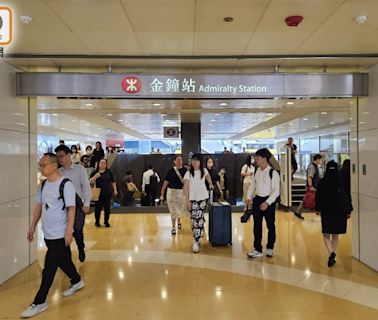 港鐵車廂現蛇蹤 列車停金鐘站待蛇王到場捉走