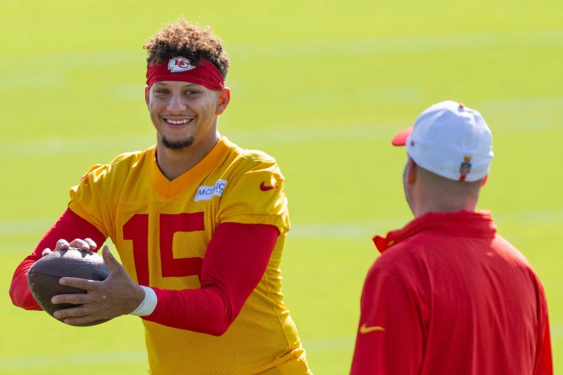 Chiefs’ Patrick Mahomes, Xavier Worthy open full-squad camp with viral deep throw