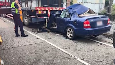 轎車高速猛撞曳引車 「車頭消失」駕駛慘死