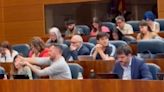 La Asamblea de Madrid abre expediente al diputado de Más Madrid que simuló disparar a Ayuso