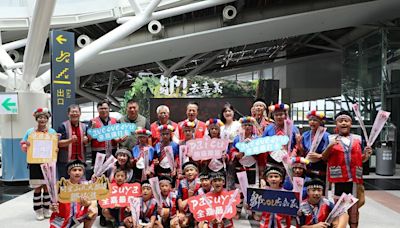 鄒族合唱團高鐵站快閃演唱送康乃馨 翁章梁到場推部落旅遊