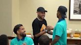 Neymar visitó la concentración de Brasil, antes del cruce con Costa Rica por Copa América