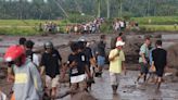 Un mortífero flujo de lava fría procedente de un volcán activo e inundaciones generalizadas azotan Indonesia