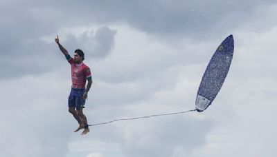 JO 2024 (surf): l'incroyable et sublime photo de Gabriel Medina, qui vole au-dessus de l'eau