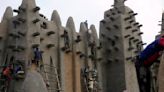 Thousands replaster Mali's Great Mosque of Djenne, which is threatened by conflict