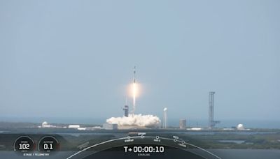 SpaceX launches 23 satellites from Florida on 1st leg of Starlink doubleheader (video)