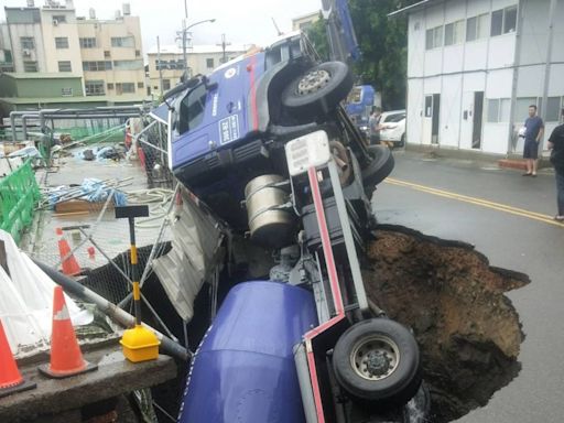 台中沙鹿驚見6米天坑 混凝土車遭吞駕駛送醫