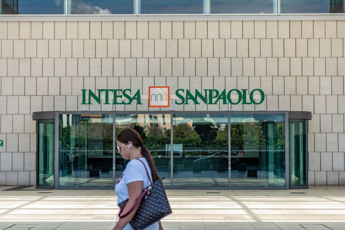 Intesa Profit Beats Estimates With Boost from Lending, Fees