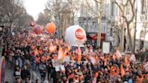 La calle vuelve a exigir a Macron la retirada de la reforma de las pensiones