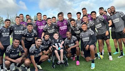 Jogadores do Ceará presenteiam torcedor de oito anos com cadeira de rodas adaptada; assista