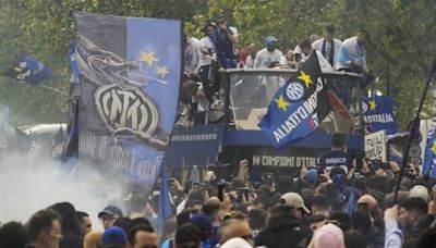 Inter celebrates Serie A title with an open-air bus parade. Abraham secures Roma a draw at Napoli