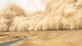 新疆沙塵「龍捲風」掀屋頂 民眾驚恐被捲飛