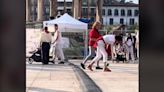 San Fermín por los suelos: un divertido vídeo lleno de tropezones y caídas en la Plaza del Castillo se hace viral