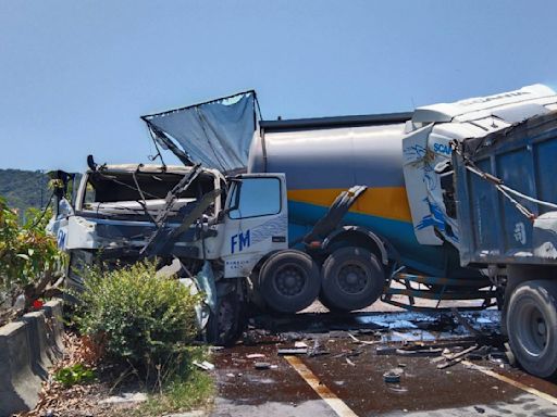 快訊／屏東發生死亡車禍！槽車「等紅燈遭追撞」3大車撞一團 駕駛慘亡 | 蕃新聞