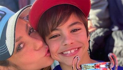 Milan, hijo de Shakira, demuestra que es todo un “rock star” en nuevo video donde toca la batería aunque lo critican por usar maquillaje en los ojos