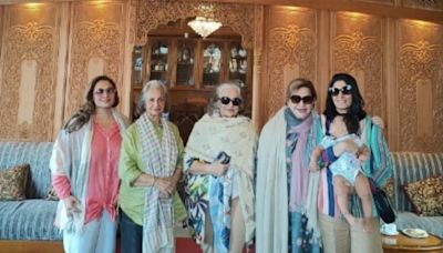 Asha Parekh Drops ‘Friends Forever’ Pic Featuring Waheeda Rehman, Helen; Fans Call Them ‘Queens’ - News18