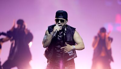 Yandel Performs Invigorating Reggaetón Medley, Accepts Pioneer Award at Latin AMAs 2024