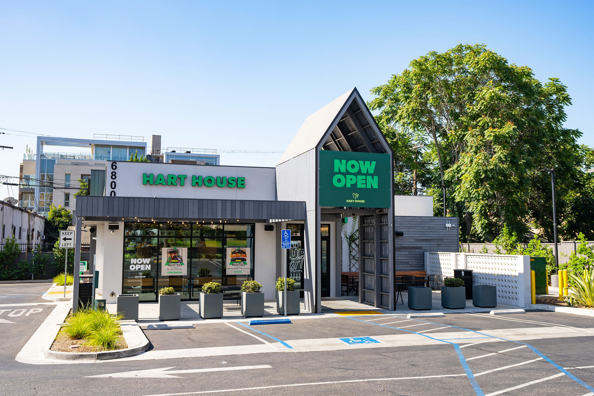 Comedian Kevin Hart's Calif. fast food chain shutters out of nowhere