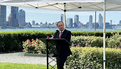 Petro inaugura en el jardín de la ONU un monumento dedicado a la paz en Colombia