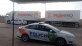Un camión fue retenido en Viedma: entre los muebles que transportaba, habían bidones de químicos - Diario Río Negro